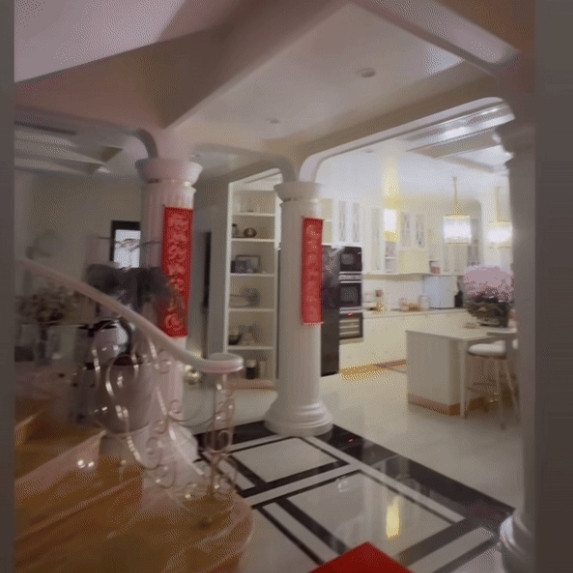 Khu vực bàn ăn cũng được decor rực rỡ.