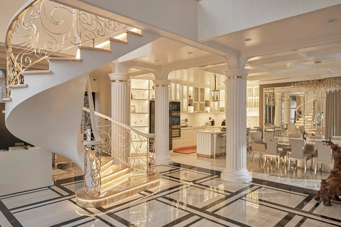 Căn nhà có tông màu trắng chủ đạo, gây ấn tượng bởi sự xa hoa.