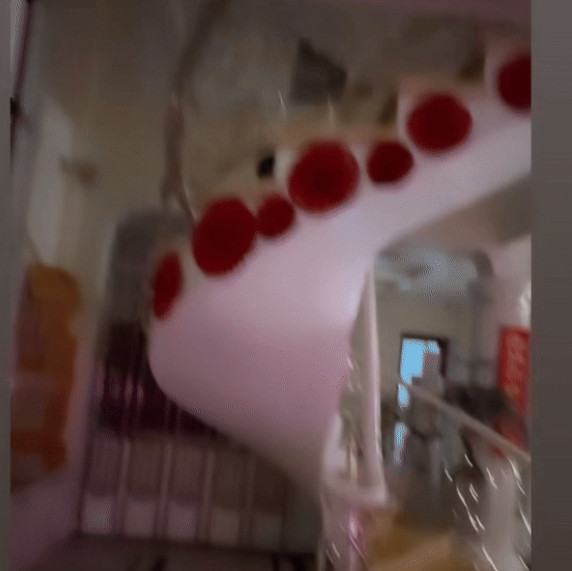 Cầu thang dẫn lên tầng 2 được tô điểm bằng những chiếc quạt đỏ.