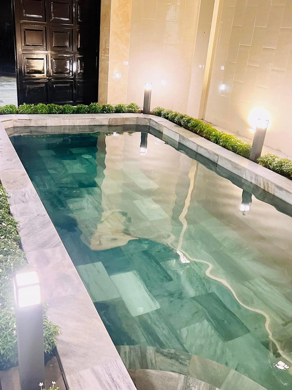 Phía ngoài biệt thự có hồ bơi và trồng nhiều cây xanh. Nguồn ảnh: FBNV, Instagram