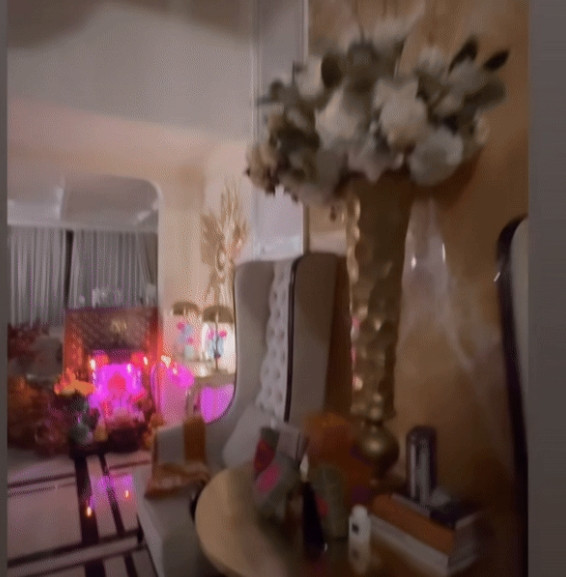 Ở khu vực bàn thờ, nữ ca sĩ lắp đèn màu hồng và bày biện lễ lộc đầy đủ.