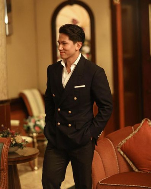 Từ nhỏ, Hoàng tử Mateen cùng với các anh chị em đã sống trong nhung lụa. Mateen ở trong cung điện được dát vàng có tới 1877 phòng khác nhau. Ảnh: Instagram