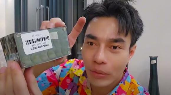 Bà xã Lê Dương Bảo Lâm vô cùng ngạc nhiên trước những món đồ đắt tiền chồng mua.