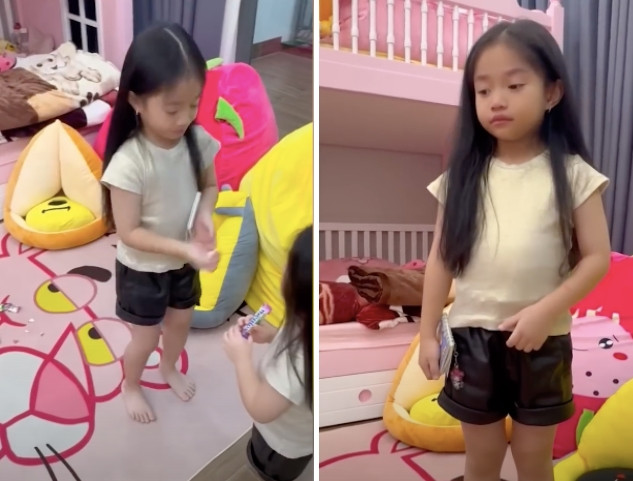 Hai nhóc tỳ nhà Lê Dương Bảo Lâm cũng có căn phòng riêng màu hồng, bày trí nhiều đồ chơi. Nguồn ảnh: Chụp màn hình