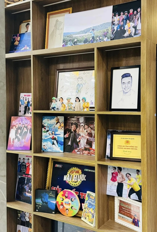 Ở giữa nhà, Lê Dương Bảo Lâm trưng bày những món đồ có giá trị kỷ niệm.