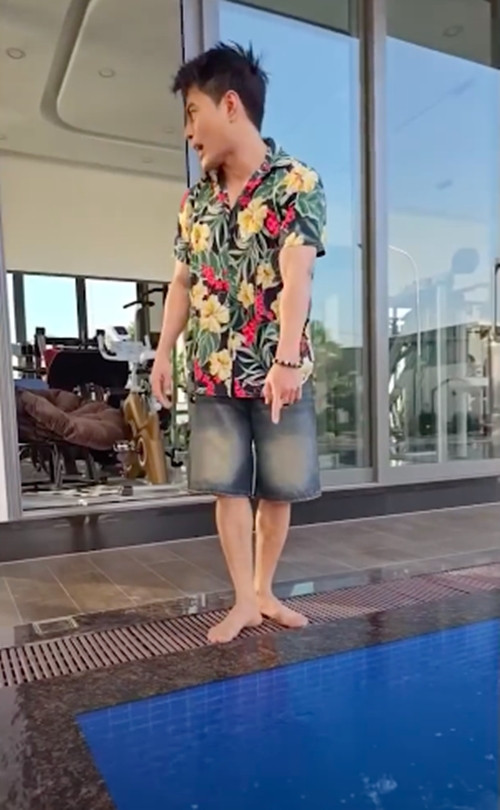 Theo đúng di nguyện của mẹ vợ quá cố, Lê Dương Bảo Lâm thiết kế hồ bơi lớn bên cạnh phòng khách để các cháu có thể vui chơi mỗi chiều.