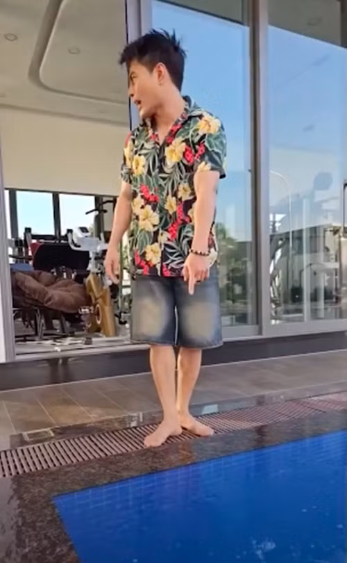 Theo đúng di nguyện của mẹ vợ quá cố, Lê Dương Bảo Lâm thiết kế hồ bơi lớn bên cạnh phòng khách để các cháu có thể vui chơi mỗi chiều.