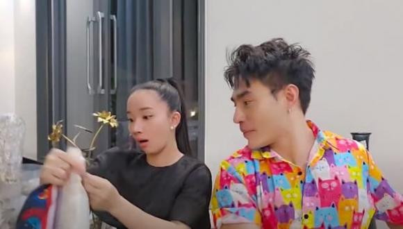 Trong clip "đập hôp" đồ mới để trang trí tổ ấm, khán giả trầm trồ trước hàng loạt đồ đắt tiền của vợ chồng Lê Dương Bảo Lâm như bình hoa hơn 10 triệu đồng, gối trang trí 3-5 triệu đồng, lọ dựng nước rửa tay 1,2 triệu, hộp chứa bông tẩy trang hơn 3 triệu...