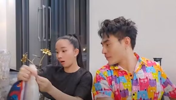 Trong clip "đập hôp" đồ mới để trang trí tổ ấm, khán giả trầm trồ trước hàng loạt đồ đắt tiền của vợ chồng Lê Dương Bảo Lâm như bình hoa hơn 10 triệu đồng, gối trang trí 3-5 triệu đồng, lọ dựng nước rửa tay 1,2 triệu, hộp chứa bông tẩy trang hơn 3 triệu...