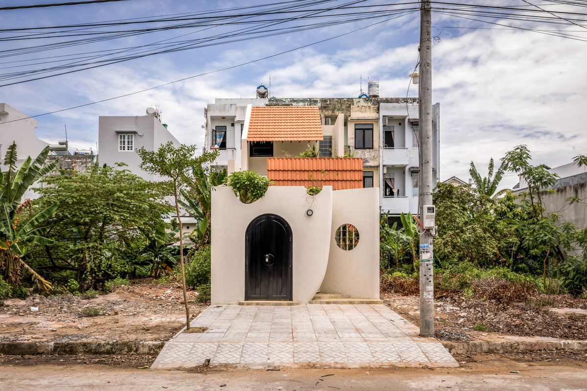 Vì thế, sân vườn trong nhà tưởng chừng xa xỉ nhưng ngôi nhà tại Cần Thơ (thành phố lớn có mật độ dân số cao nhất miền Tây) lại có tới 7 khu vườn.