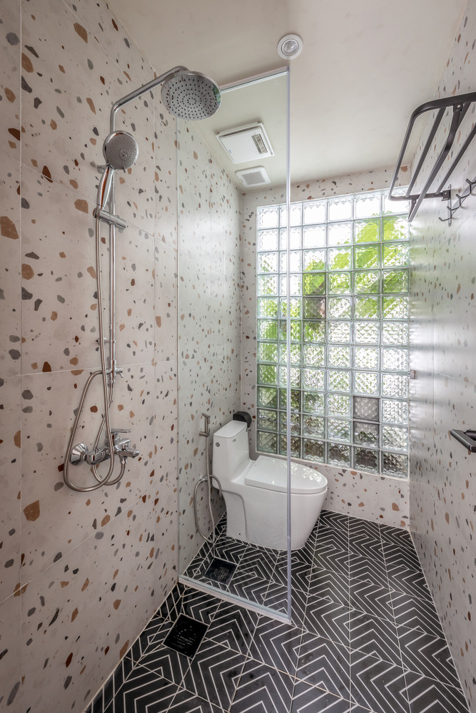 Tường gạch kính trong phòng tắm giúp mở rộng không gian và tăng ánh sáng tự nhiên.