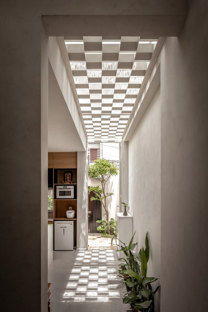 Không gian xanh thứ ba bố trí dọc nhà, đối diện khu vực bếp - ăn.