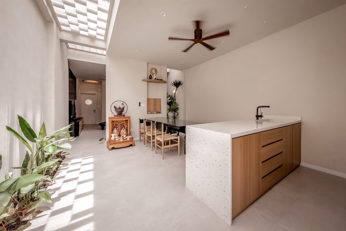 Bếp và khu vực ăn uống được bố trí ở tầng 1, sau khi gia chủ di chuyển qua sân vườn trước nhà.