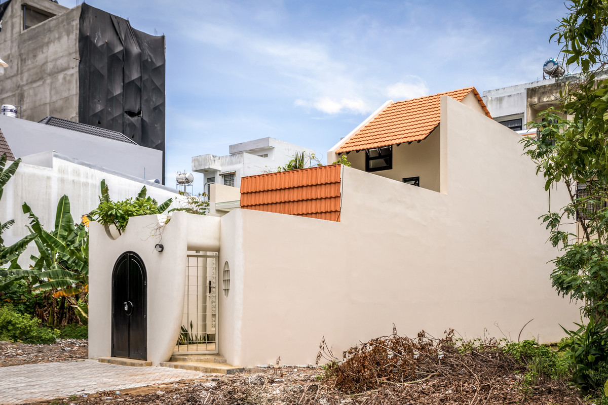 “Vừa vặn” có lẽ là cụm từ chính xác để miêu tả về ngôi nhà ống này. Mỗi thứ được làm ít hơn một chút, nhỏ hơn một chút để mở rộng không gian sống cho cây xanh.