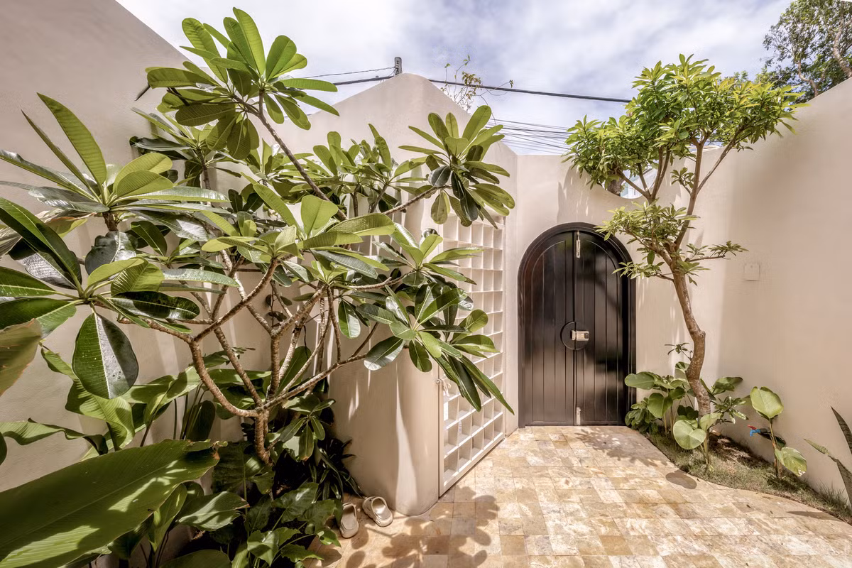 Ngay khi bước qua cánh cổng, hai khu vườn nhỏ hiện ra trước mắt.