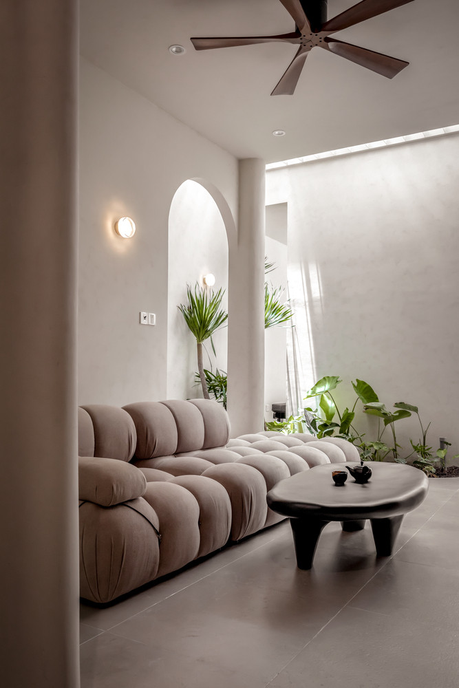 Hệ cửa vòm, ghế sofa cong mang đến sự tương tác độc đáo, thú vị.