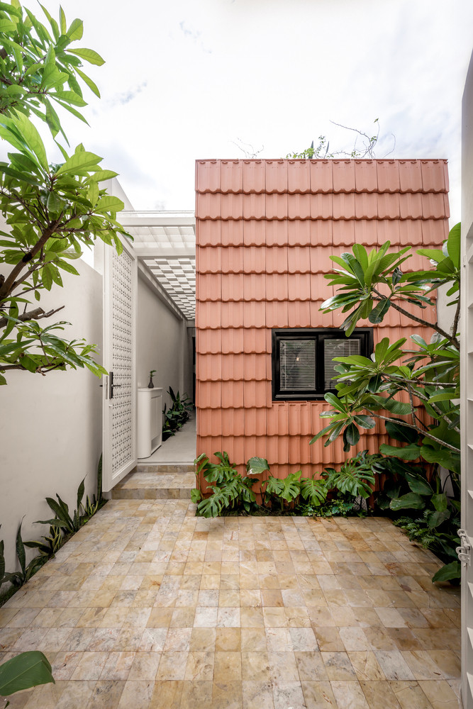 Trong bối cảnh "đất chật người đông", việc xây dựng nhà ở với mật độ xây dựng 100% là điều không tránh khỏi để đáp ứng nhu cầu sống và làm việc tại thành phố lớn.