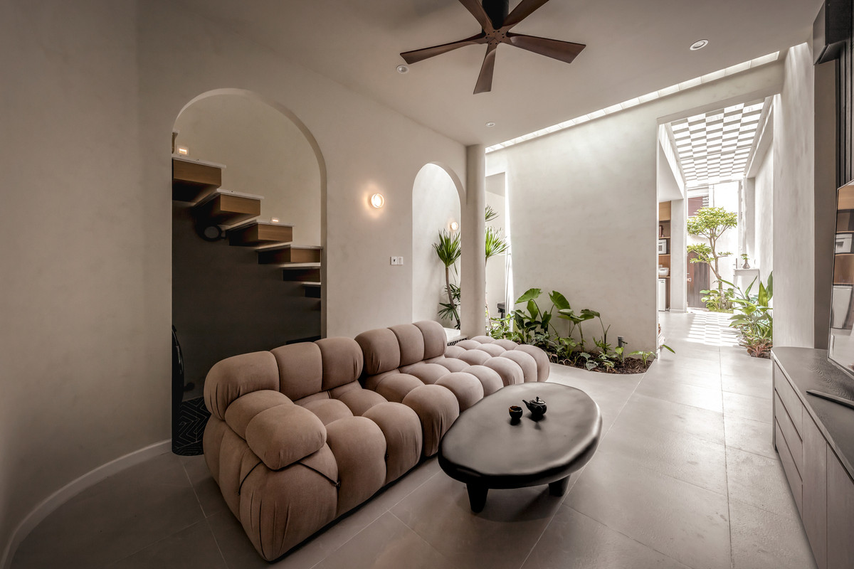 Phòng khách được đặt ở trung tâm theo chiều dài căn nhà.