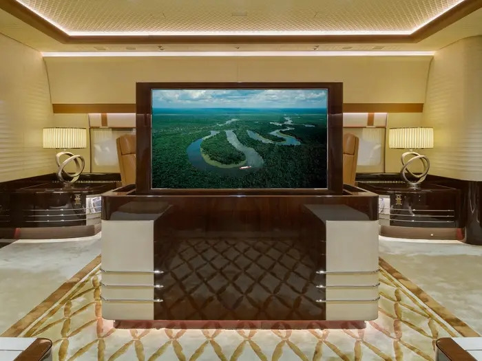 Nội thất máy bay được giao cho công ty thiết kế nội thất nổi tiếng của Pháp Cabinet Alberto Pinto thực hiện và đã được một doanh nhân Trung Đông mua để sử dụng riêng.