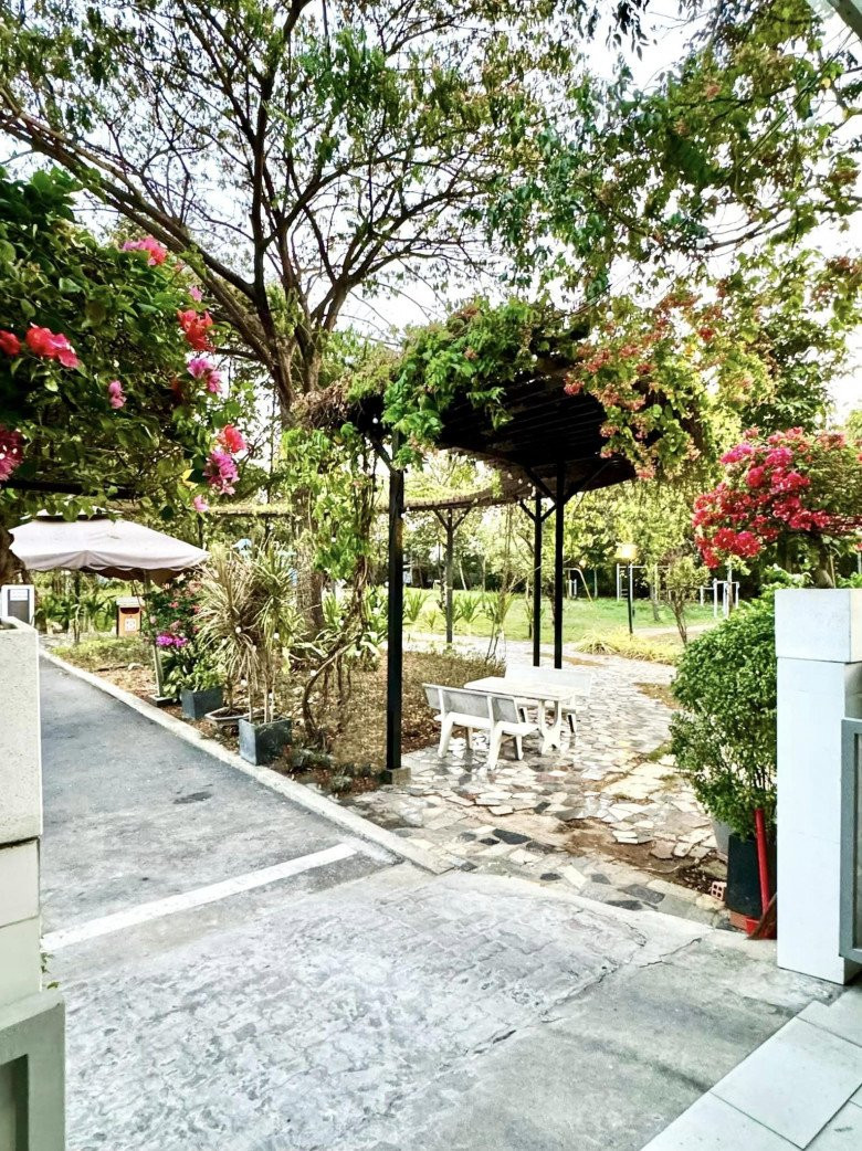 Ngôi nhà rộng 200 m2 gồm ba tầng. Nữ diễn viên tận dụng không gian ở ban công, sân vườn để trồng cây. Ảnh: FBNV