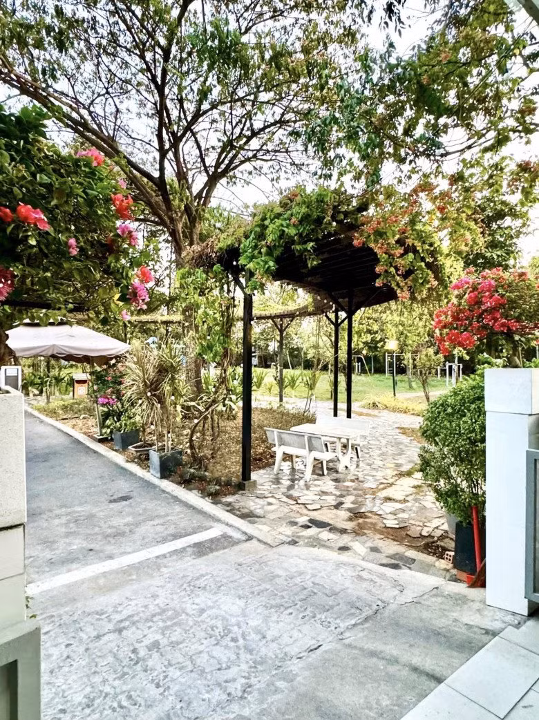 Ngôi nhà rộng 200 m2 gồm ba tầng. Nữ diễn viên tận dụng không gian ở ban công, sân vườn để trồng cây. Ảnh: FBNV