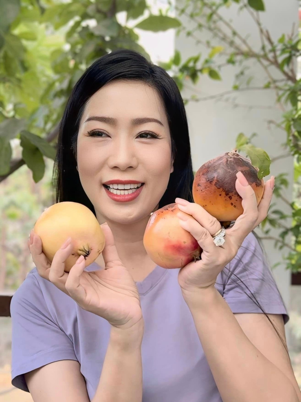 Nữ diễn viên tưới nước, thỉnh thoảng là nước vo gạo, đều đặn một tuần hai lần bón phân hữu cơ. Ảnh: FBNV