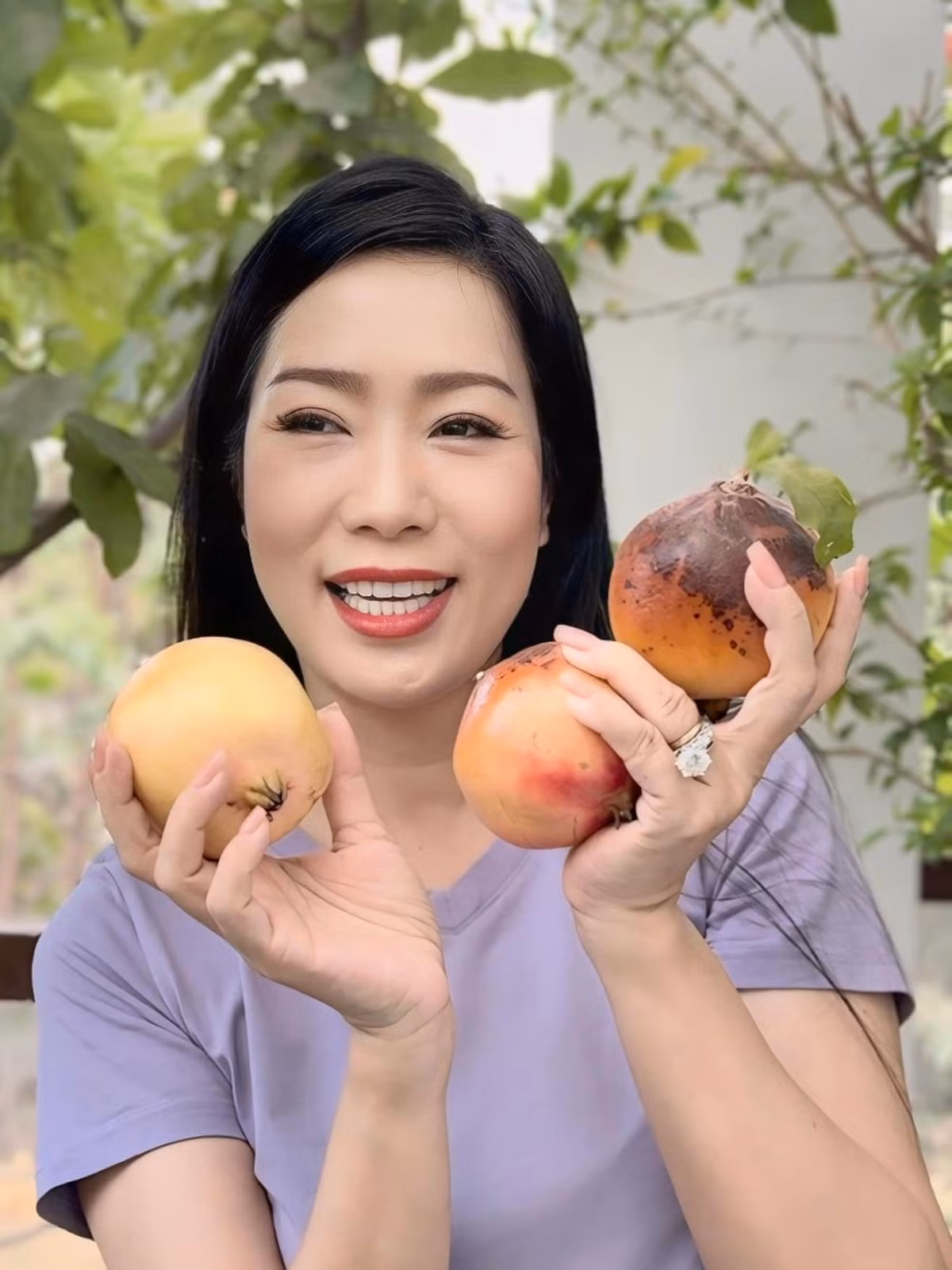 Nữ diễn viên tưới nước, thỉnh thoảng là nước vo gạo, đều đặn một tuần hai lần bón phân hữu cơ. Ảnh: FBNV