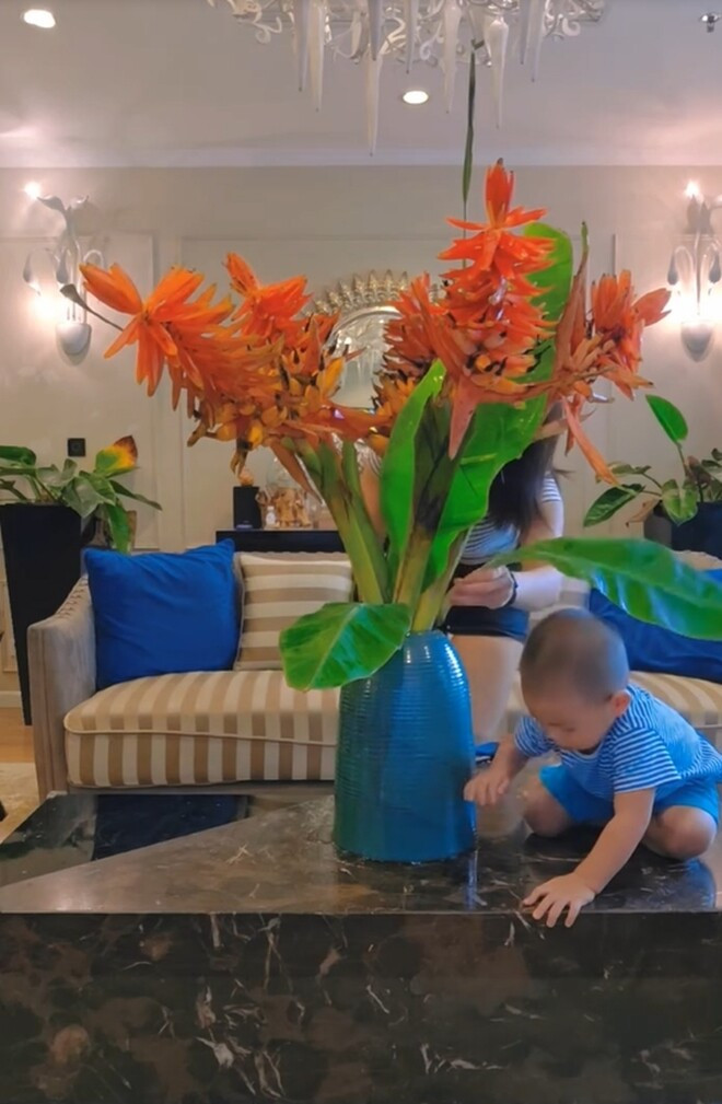 Bình gốm xanh cùng màu sắc rỡ rỡ của hoa và lá hòa quyện với nhau, tạo thành tác phẩm đầy sức sống. Ảnh: chụp màn hình