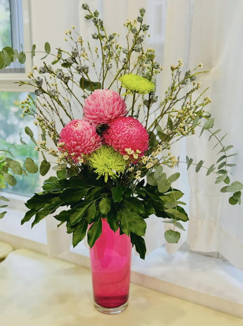 Cả hai vợ chồng siêu mẫu Thúy Hạnh - Minh Khang đều có đam mê lớn trong việc trang trí nhà cửa. Mới đây, nhạc sĩ Minh Khang chia sẻ thành quả cắm hoa của mình với nhiều bình hoa đủ màu sắc. Ảnh: FB Khang Le