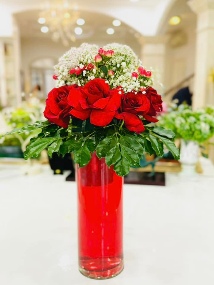 Những bình hoa rực rỡ sắc màu cho căn nhà tràn đầy sức sống. Ảnh: FB Khang Le