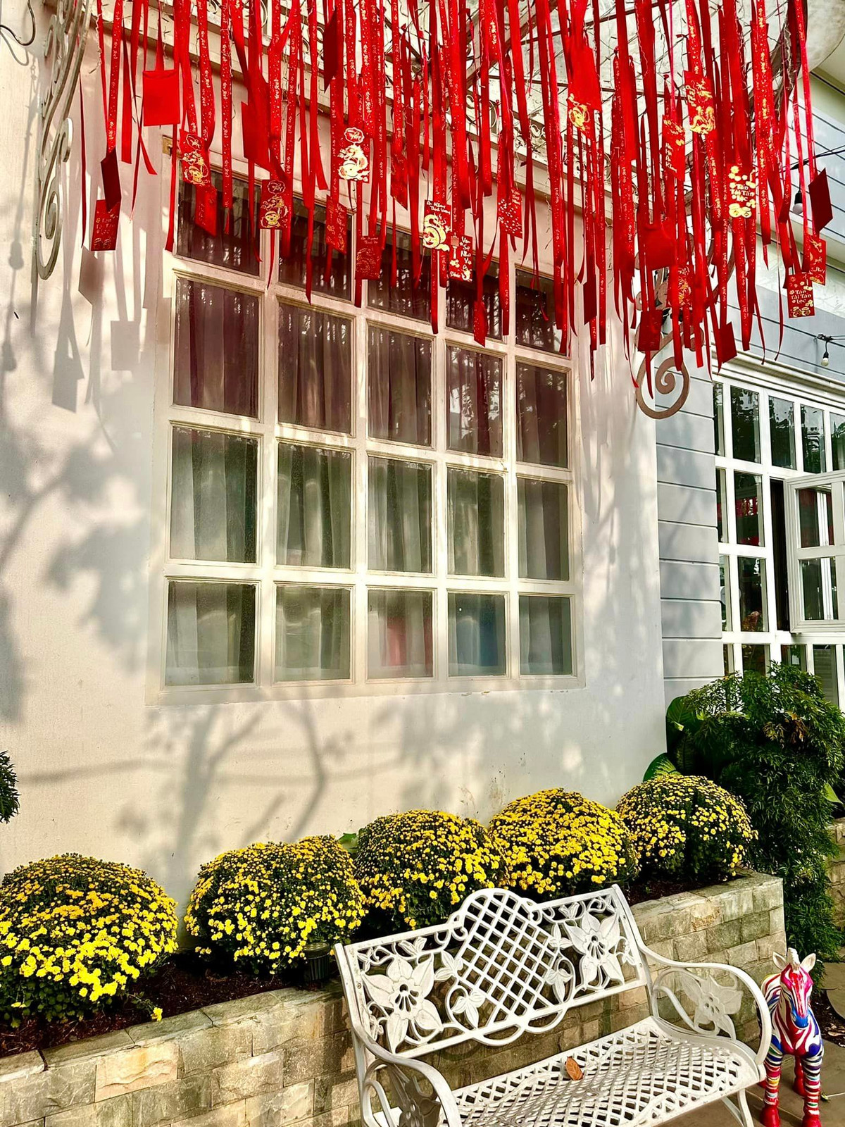 Mỗi dịp Tết đến, căn nhà lại được vợ chồng Thúy Hạnh - Minh Khang trang hoàng lộng lẫy, ngập sắc đỏ. Ảnh: FB Bui Thuy Hanh