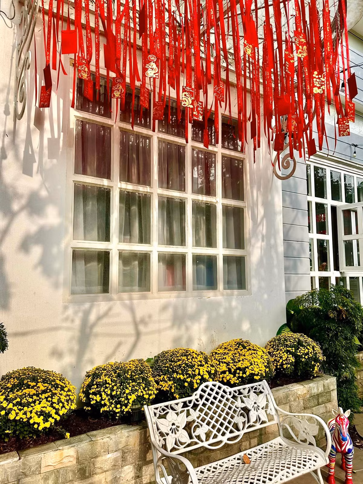 Mỗi dịp Tết đến, căn nhà lại được vợ chồng Thúy Hạnh - Minh Khang trang hoàng lộng lẫy, ngập sắc đỏ. Ảnh: FB Bui Thuy Hanh