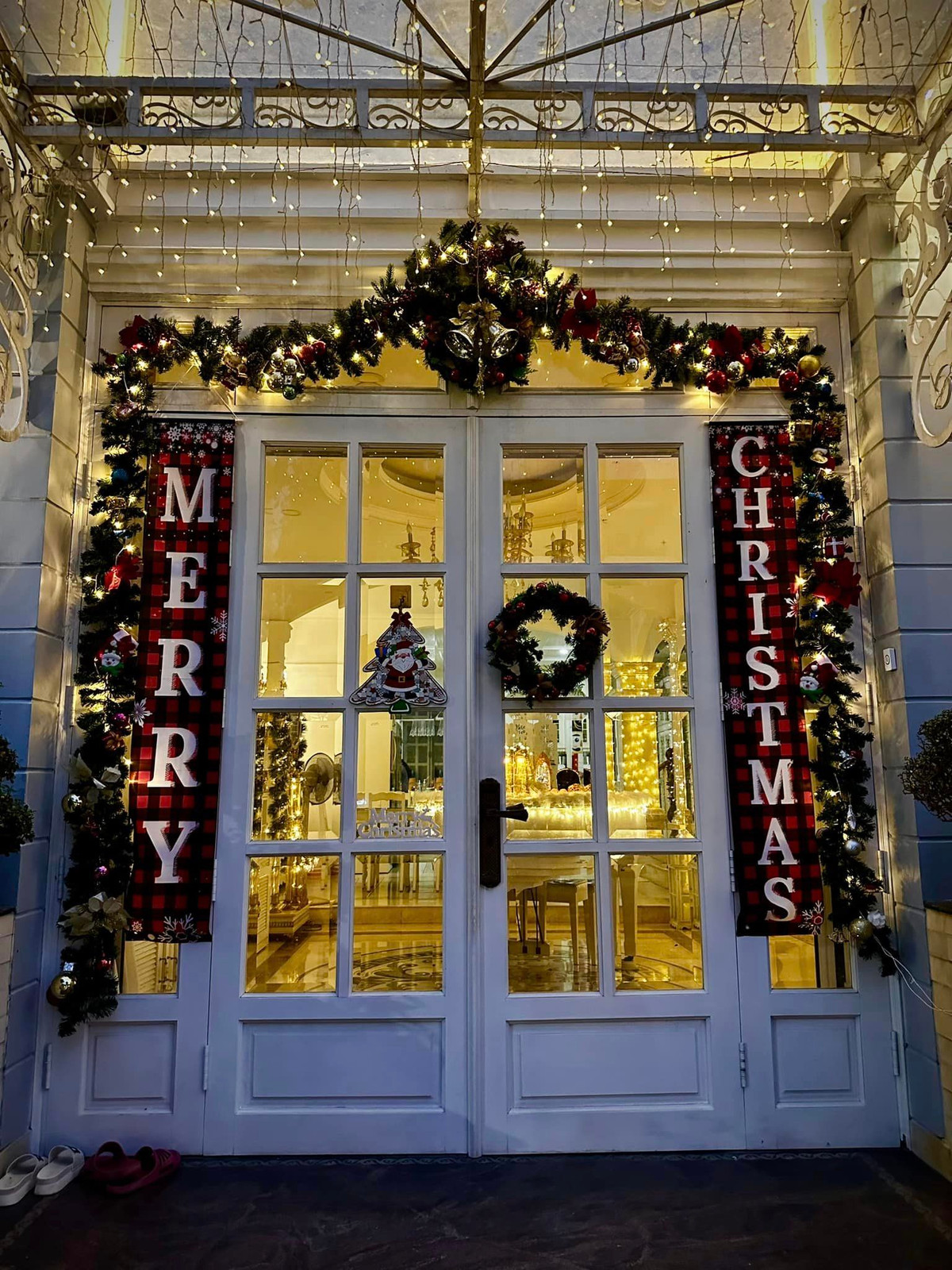 Căn biệt thự mang màu sắc khác vào dịp Giáng sinh. Ảnh: FB Bui Thuy Hanh