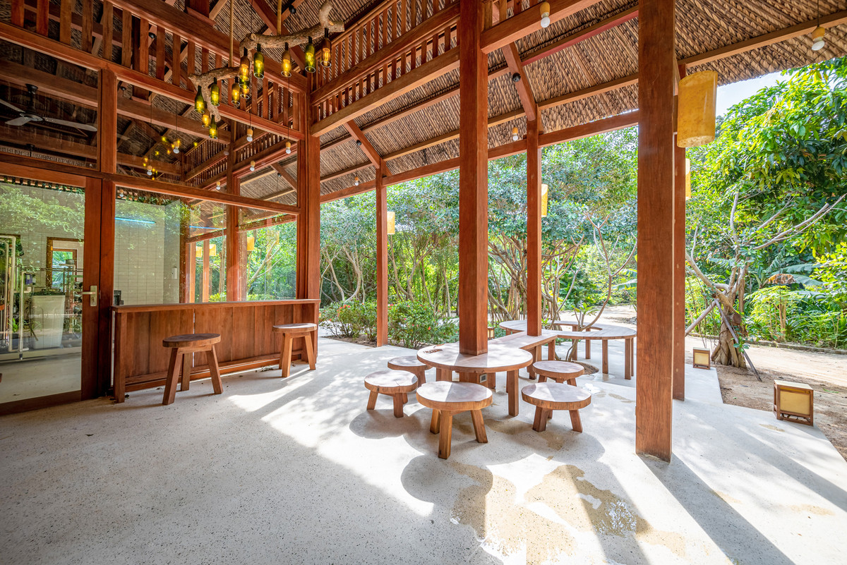  Ngôi nhà là kết cấu gỗ truyền thống pha lẫn một chút cách tân để làm mới không gian trải nghiệm. Tòa nhà có không gian chính sản xuất nước tinh khiết đóng chai thủy tinh, bên cạnh là không gian để du khách trải nghiệm.