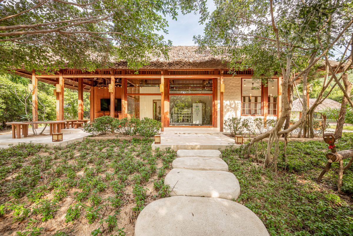 Ngoài ra, khu vực tiền sảnh còn có các trang thiết bị khác như kính hiển vi, màn hình lớn để giới thiệu thêm về sản phẩm, nước uống, đặc biệt dành cho trẻ em, trang bị thêm kiến thức về một nguồn tài nguyên quan trọng trong một chuyến tham quan nhỏ quanh khu nghỉ dưỡng.