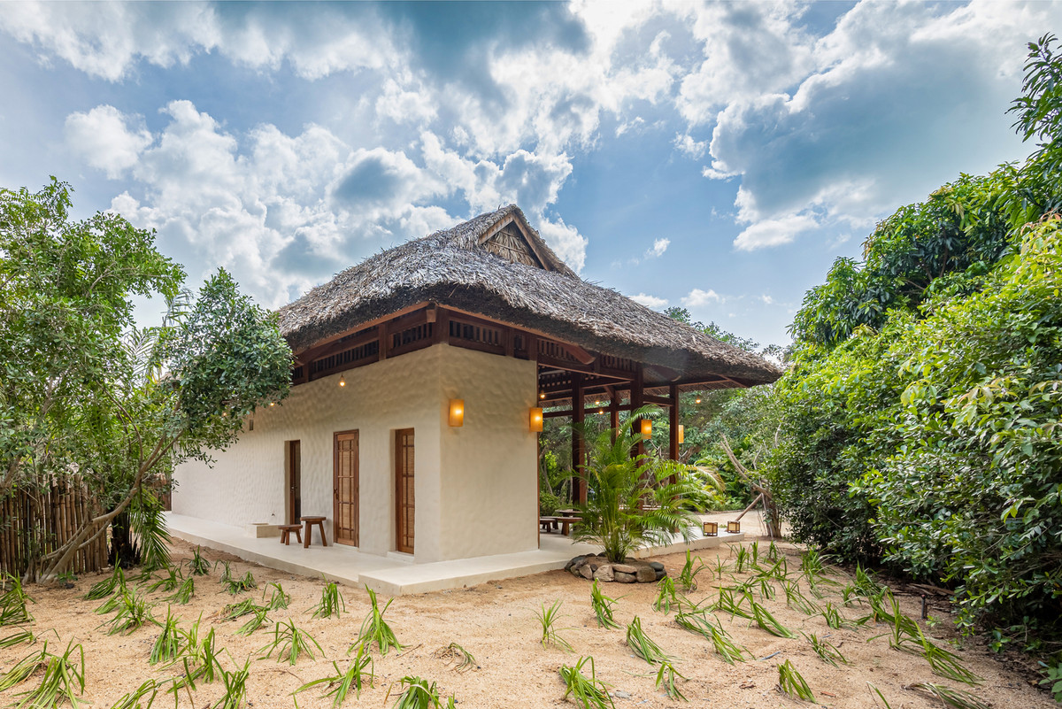 Hình ảnh công trình ẩn hiện trong tán cây rừng, vừa thân thiện vừa mới lạ, góp phần hướng mọi người tới việc sử dụng hiệu quả tài nguyên thiên nhiên, hạn chế rác thải công nghiệp.