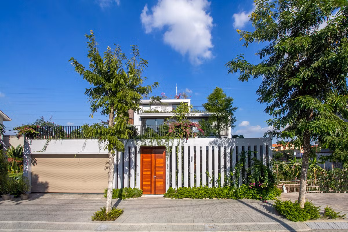 Để làm được điều này, ba khối chức năng đã được tạo ra, chéo nhau, từ thấp lên cao, chừa lại những khoảng trống dùng để làm vườn, ao cá, giúp điều tiết ánh sáng, gió. Ảnh: HGAA