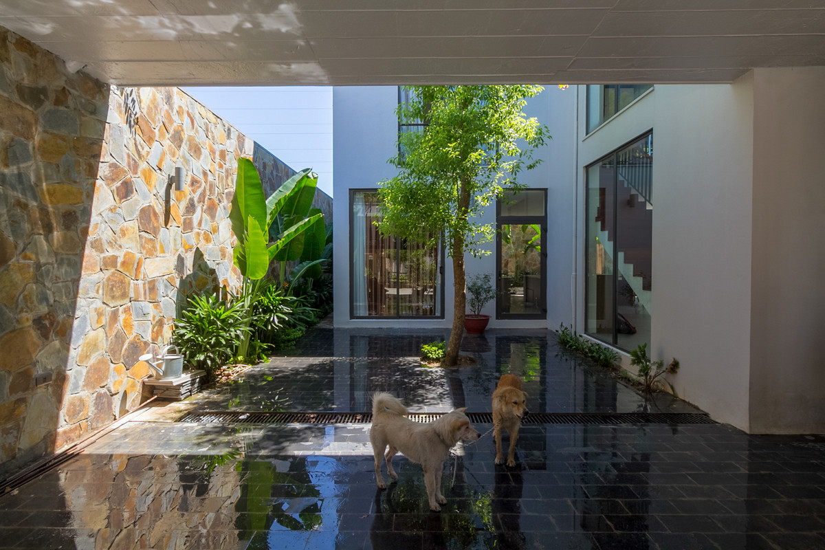 Với giải pháp này, diện tích sân vườn được mở rộng, nhưng vẫn giữ được sự riêng tư cần thiết. Những không gian xanh này kết nối các hoạt động của toàn bộ ngôi nhà, tạo ra sự tương tác giữa con người với nhau và với thiên nhiên. Ảnh: HGAA