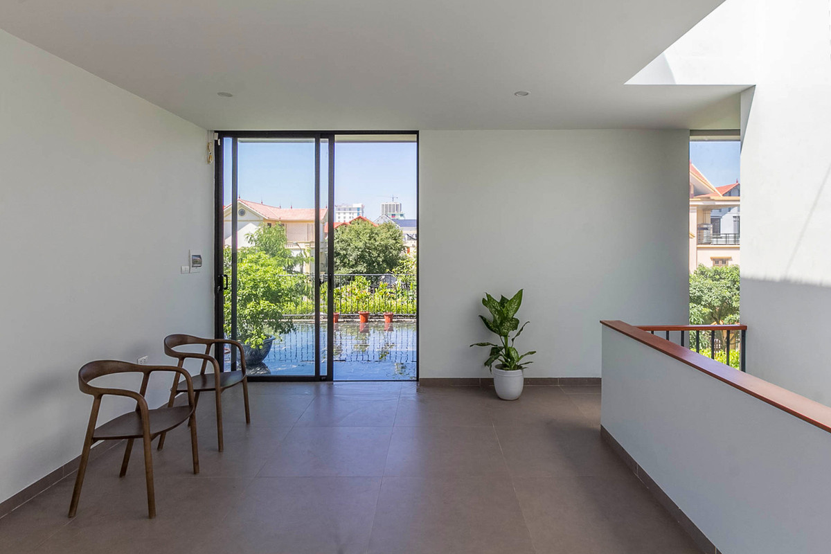 Tầng 2 là các phòng riêng. Tầng 3 là các không gian thư giãn, phòng thờ và vườn mái để tận hưởng cảnh quan khu phố. Ảnh: HGAA