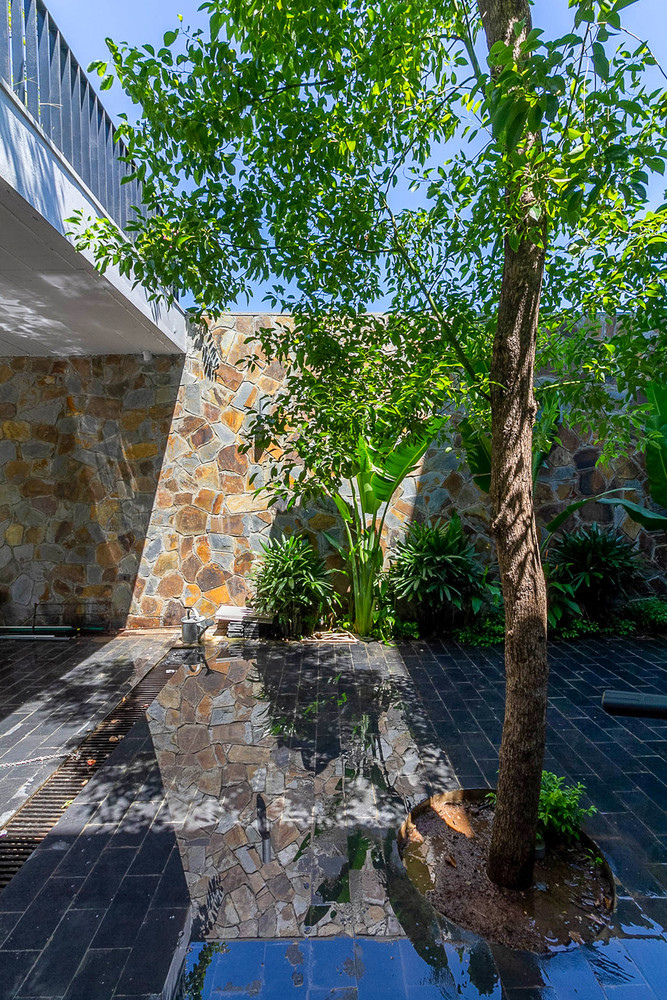 Ý tưởng chính của không gian ngôi nhà là sự sắp xếp các khối chức năng theo từng lớp, từ ngoài vào trong, từ dưới lên trên, tạo nên những khu vườn liên hoàn và góc nhìn đa dạng từ các không gian bên ngoài. Ảnh: HGAA