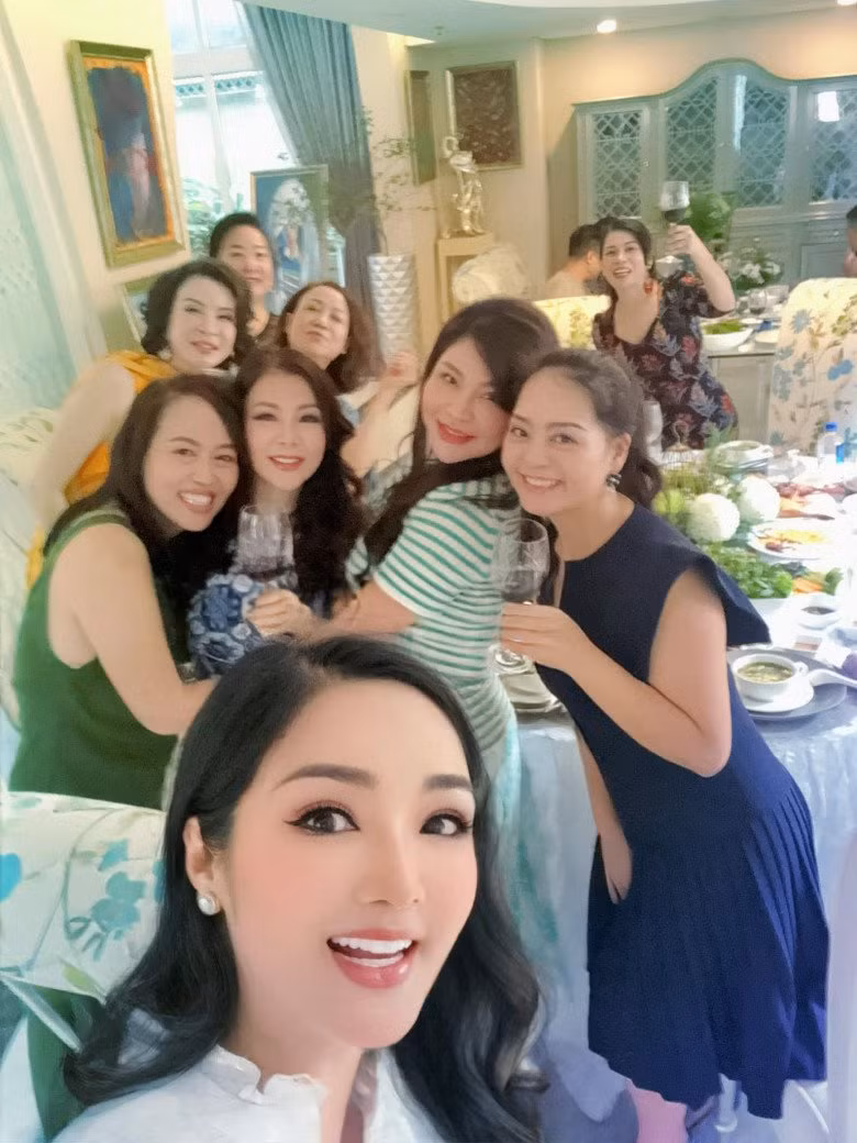 Mới đây, nàng hậu mời nhiều bạn đến chơi nhà.