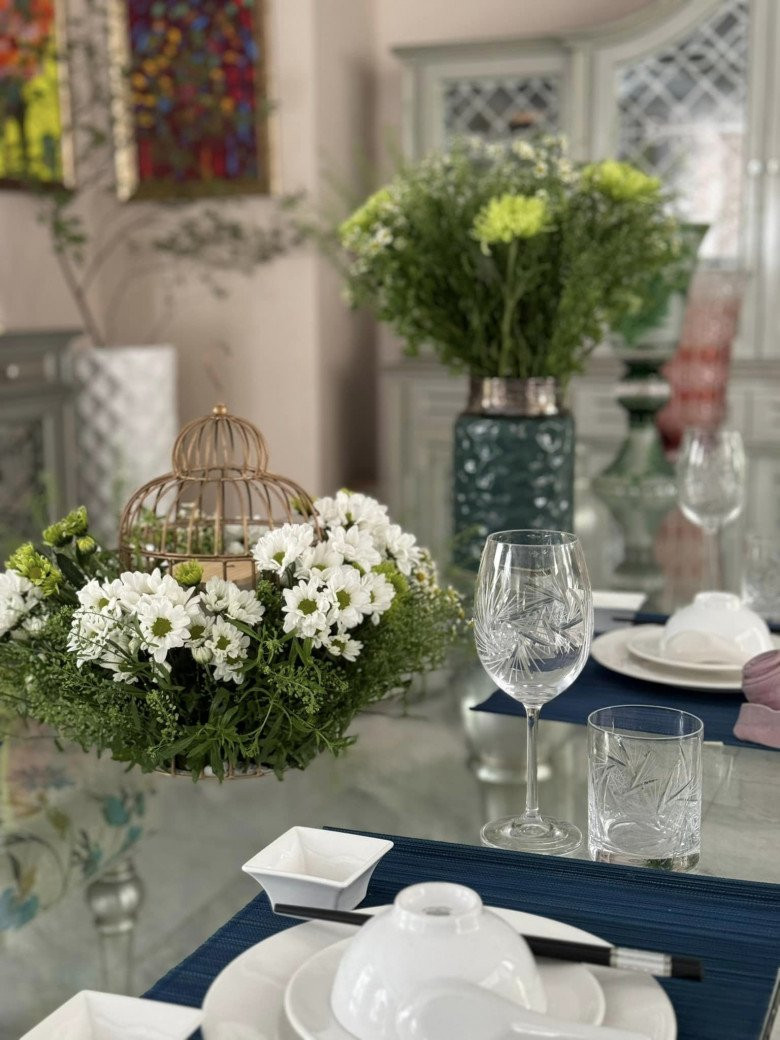 Mỗi lần đãi bạn, người đẹp phải "vắt óc" nghĩ cắm hoa gì cho lạ.