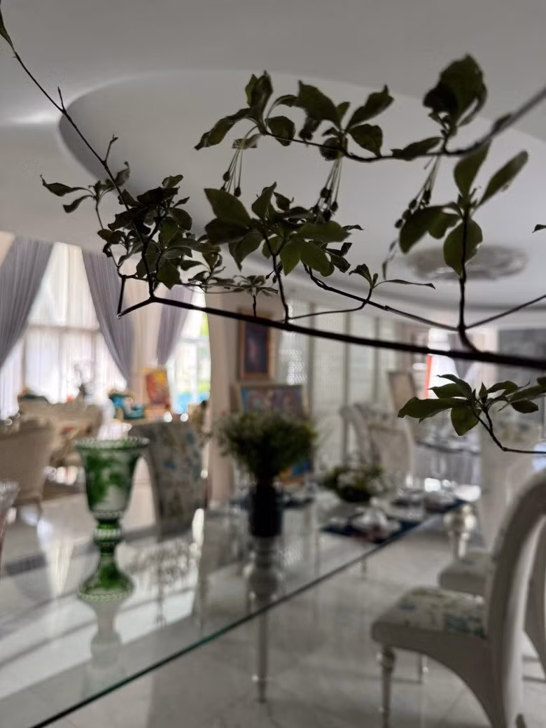 Tại phòng ăn, Giáng My sử dụng cành cây xanh tự nhiên và cắm khéo léo tạo điểm nhấn nghệ thuật độc đáo.