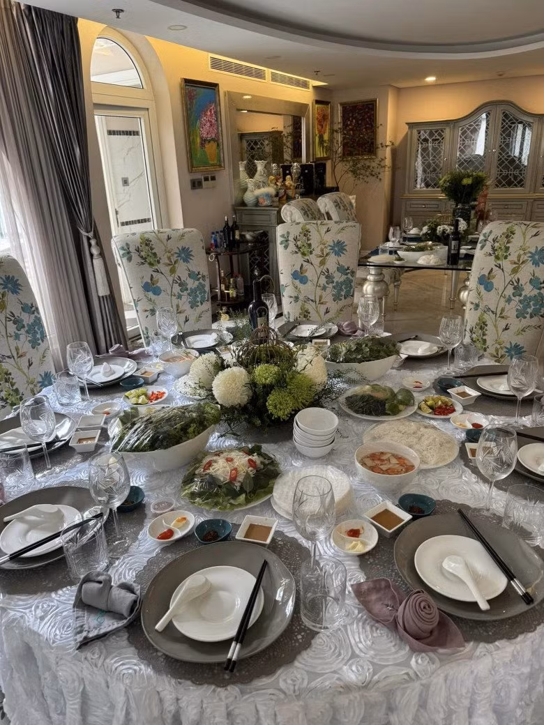 Qua đó, có thể thấy ngôi nhà mang đầy tính nghệ thuật và ngập tràn sắc hoa.