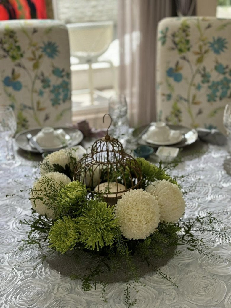 Trong không gian đậm màu sắc vintage, Giáng My chọn những loài hoa có sắc xanh - trắng nhẹ nhàng, mang đến cảm giác thư thái.