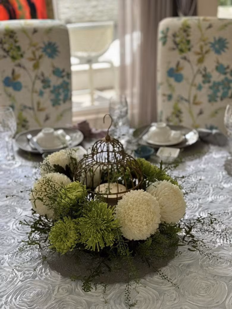 Trong không gian đậm màu sắc vintage, Giáng My chọn những loài hoa có sắc xanh - trắng nhẹ nhàng, mang đến cảm giác thư thái.