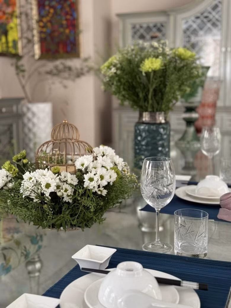 Mỗi lần đãi bạn, người đẹp phải "vắt óc" nghĩ cắm hoa gì cho lạ.