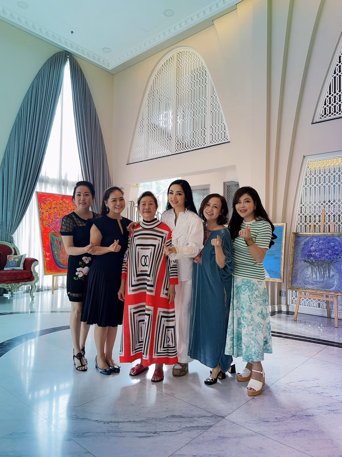 Biệt thự của Hoa hậu Giáng My gồm 4 tầng lầu với điểm nhấn là khu đại sảnh có sức chứa lên đến 200 người.