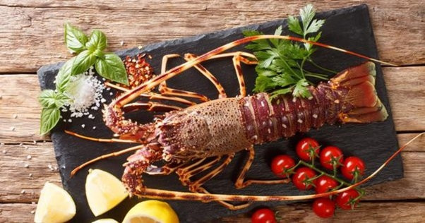 Sự ra đời của công nghệ an toàn thực phẩm cũng khiến giá tôm hùm tăng cao. Trước đây, tôm hùm thường được bán sống và tiêu thụ ngay sau khi mua. Ảnh: Getty