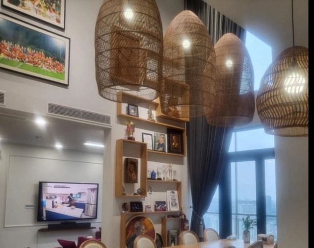 Phòng khách được ông trưng bày nhiều huy chương, huân chương danh giá mà nhà nước Việt Nam trao tặng.